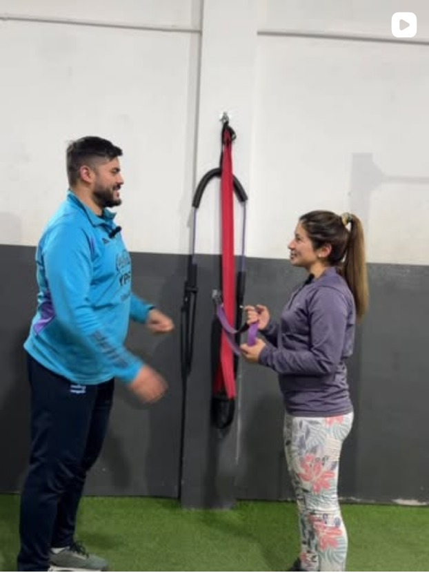 Sesión de rehabilitación con banda elástica en KAÓ